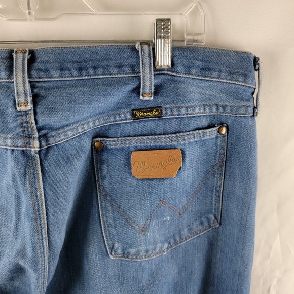 Vintage Wrangler Jeans Mens 42x32 Blue Medium Wash Denim 910 Straight Patch USA - Picture 1 of 11